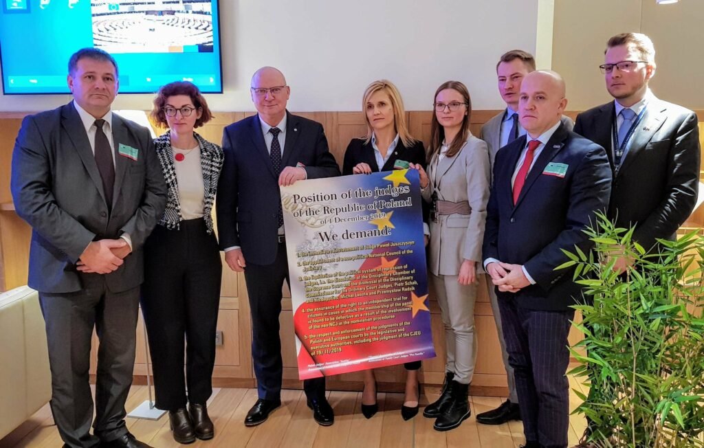 mycielski's tweet image. Proszę bardzo: żeby ułatwić tworzenie teorii spiskowych, tu macie dwie nasze najfajniejsze fotki z Waldkiem w jednym miejscu 👇
Czekam na najbardziej twórczą wersję - kto jest Rubcowem, kto agentem Berlina a kto Soku z Buraka?
Enjoy🥸
#Żurek #Żurkowcy #TerrorPraworządności