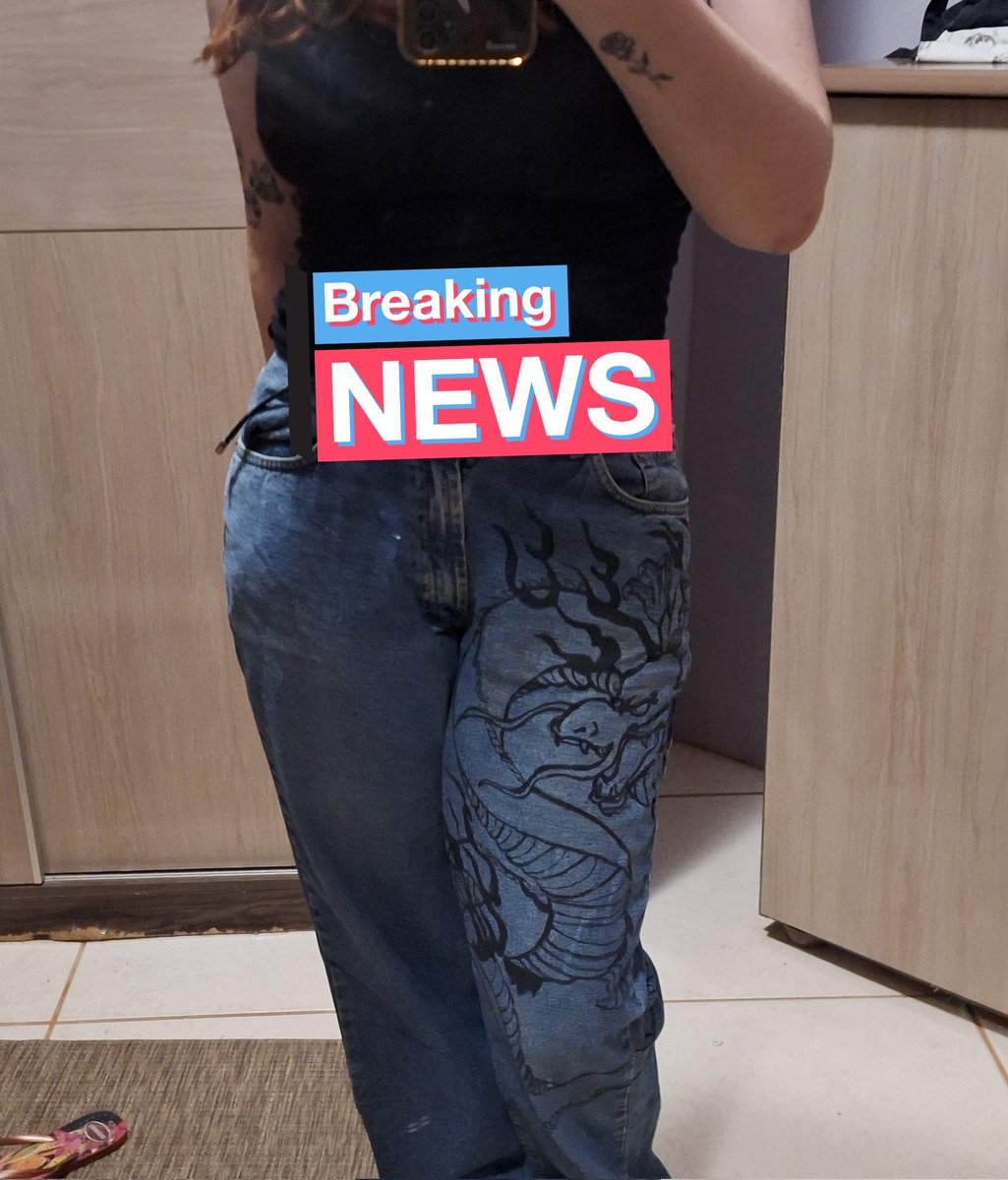 zjmwallows's tweet image. hoje vo sair com minha calça favorita (eu q fiz