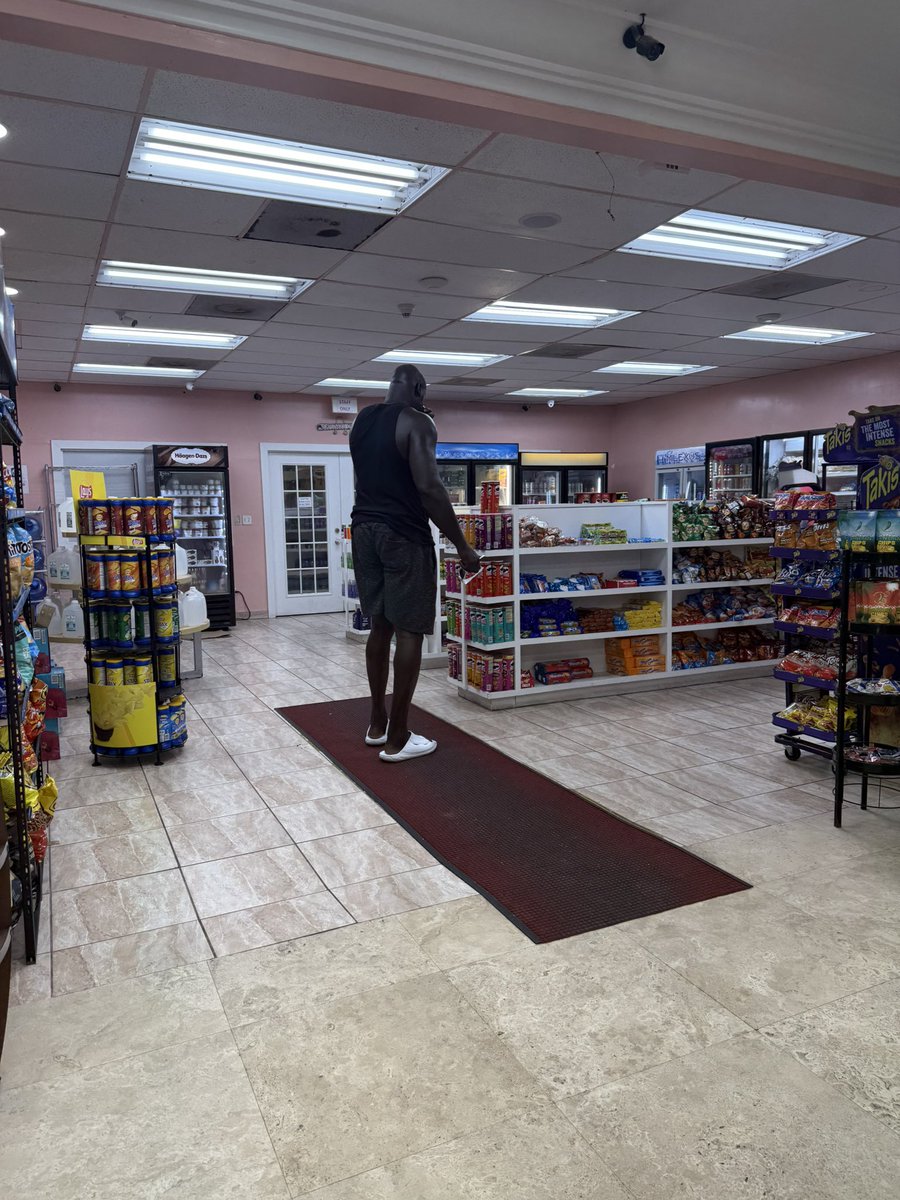 JcsSnacks's tweet image. Went away for a few days with family and ran into Shaq in the middle of no where Bahamas 😂Small world we live in. Have a lovely day everyone