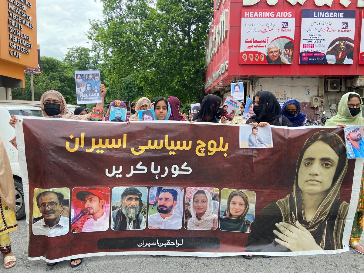 Hate_Tracker_'s tweet photo. 𝗗𝗮𝘆 𝟴: 𝗜𝘀𝗹𝗮𝗺𝗮𝗯𝗮𝗱 𝗦𝗶𝘁-𝗜𝗻

On eighth consecutive day, Paki authorities continue to block all roads leading to Islamabad Press Club using  barbed wires to confine Baloch families protesting against the illegal detention of Baloch Yakjehti Committee (BYC) leaders. https://t.co/FMND8gKrrQ