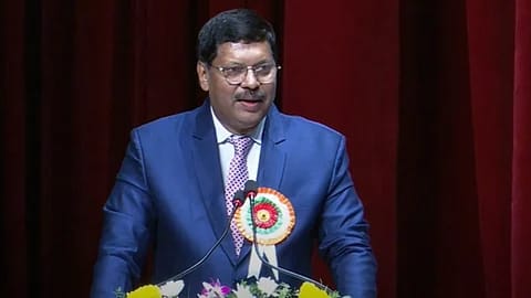 इस केस में महिला की मांग जायज़ है 
या जज साहब का फैसला जायज़ है..!

इस फैसले पर अपनी राय ज़रूर दें..!!

🚨 महिला: "मुझे हर महीने ₹1 करोड़ का गुजारा भत्ता और एक BMW चाहिए। मेरे पति बहुत अमीर हैं।"

CJI BR GAVAI ⚡⚡: "आपकी शादी सिर्फ़ 18 महीने चली और अब आप हर महीने ₹1 करोड़ का