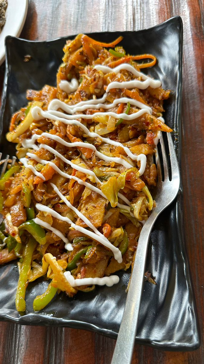 aditiraval's tweet image. This is pure veg Balti food at Turtuk Village😍ek balti pizza hai aur doosre ka naam bhul gai.. the cafe name is Nomad Hunger😍 #AditiInLadakh #LadakhTourism @utladakhtourism 🥰😋