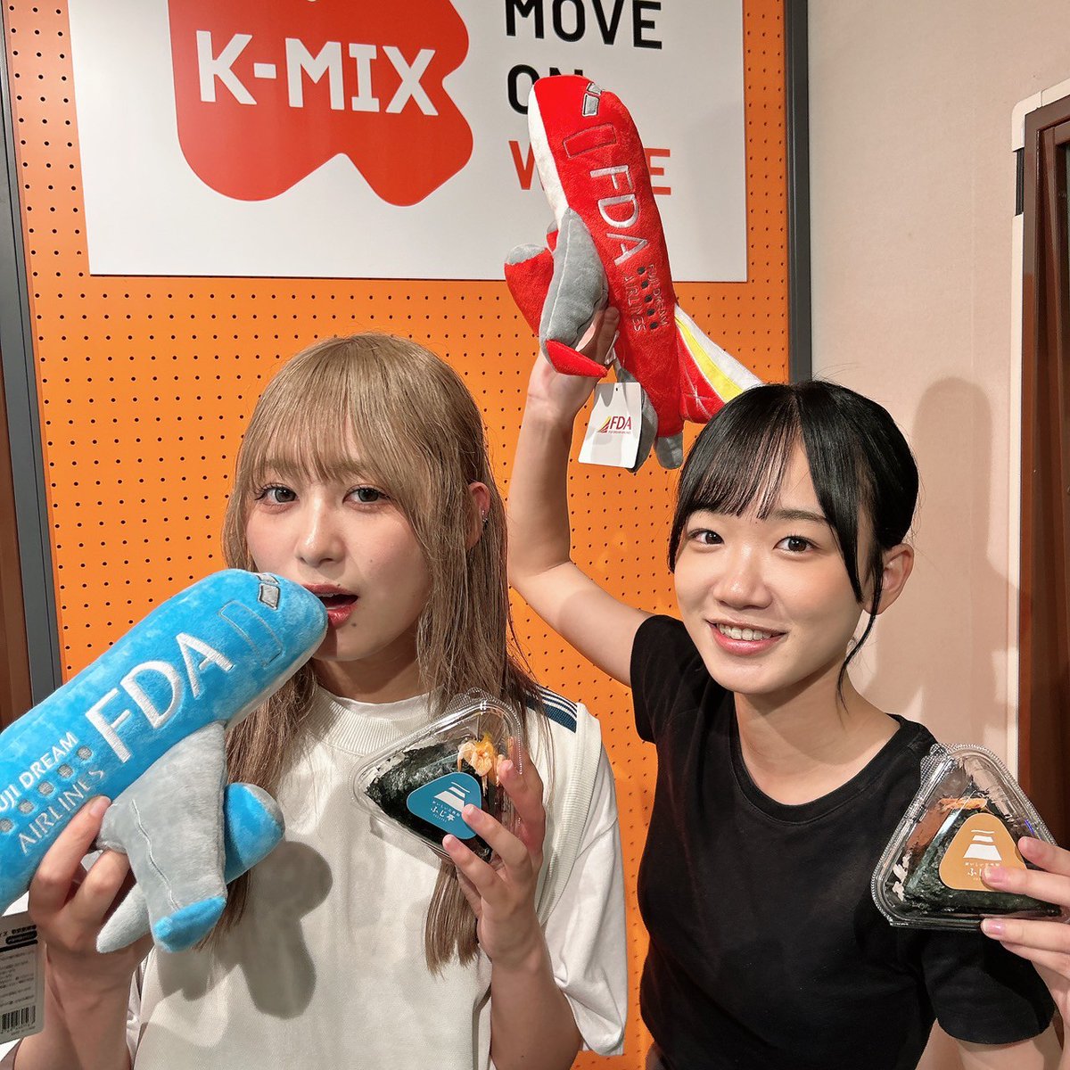 kmix_musubime's tweet image. 明日夜9時30分は 「fishbowlの #木曜のむすびめ supported by おいしい三角形ふじ亭」
🐡🐡🐠
radiko.jp/share/?sid=K-M…
K16周年を迎えた #木村日音 でお送りします
今回は16周年を迎えた #FDA の井上さんと一緒に #ふじ亭 とのコラボ企画について 詳しく伺います
お聞き逃しなく📻
#kmix
