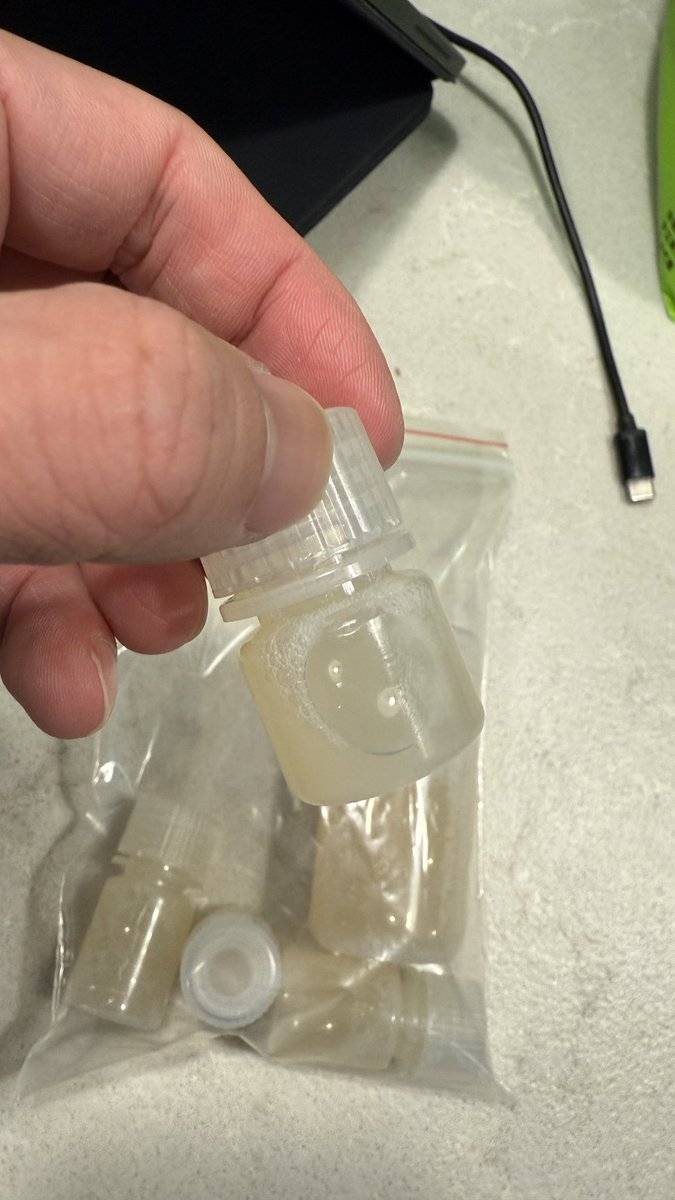 还记得这头大壮熊的精液吗？他去捐精了，但他的其他精液还在我家冰箱里…