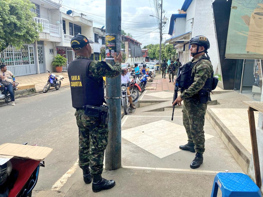 Ejercito_Div6's tweet image. 🔊 ¡La extorsión y el secuestro no se toleran!
En Florencia, #Caquetá, el @GaulaMilitares con la #Brigada12 promueve la campaña #YoNoPagoYoDenuncio.
Invitamos a la ciudadanía a reportar cualquier hecho a la línea 147.
#NuestroCompromisoEsColombia