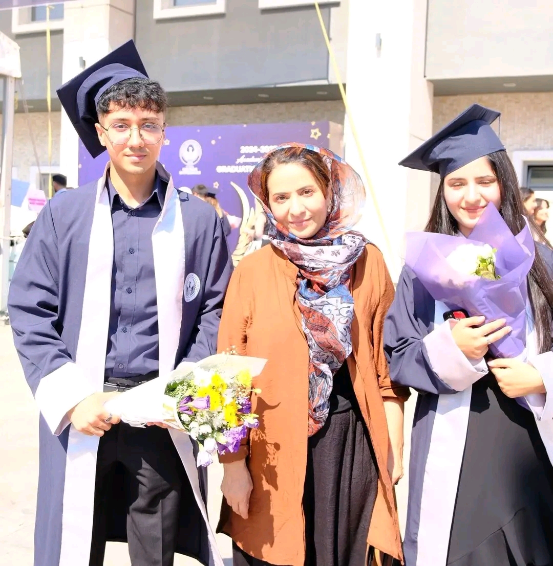 IsmaeelYoon's tweet image. که په وطن کې مکتبونه او پوهنتونونه خلاص وای، نن به زما کشره لور (سوله) او زوی (ودان) هم، لکه د کرزي صاحب زوی میرویس دلته په خپل وطن کې فارغېدل 
خدای دې وکړي چې ژر تر ژره د ښځو پر مخ د #تعلیم دا بندې دروازې بیا پرانیستل شي  
دوی تېره ورځ د ترکیې د استانبول ګلیشیم پوهنتونه فارغ شول