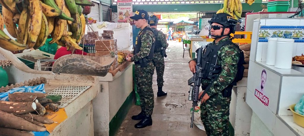 Ejercito_Div6's tweet image. 🔊 ¡La extorsión y el secuestro no se toleran!
En Florencia, #Caquetá, el @GaulaMilitares con la #Brigada12 promueve la campaña #YoNoPagoYoDenuncio.
Invitamos a la ciudadanía a reportar cualquier hecho a la línea 147.
#NuestroCompromisoEsColombia
