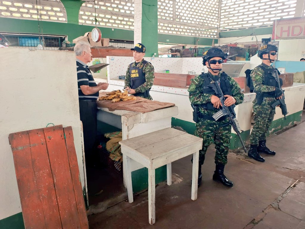 Ejercito_Div6's tweet image. 🔊 ¡La extorsión y el secuestro no se toleran!
En Florencia, #Caquetá, el @GaulaMilitares con la #Brigada12 promueve la campaña #YoNoPagoYoDenuncio.
Invitamos a la ciudadanía a reportar cualquier hecho a la línea 147.
#NuestroCompromisoEsColombia