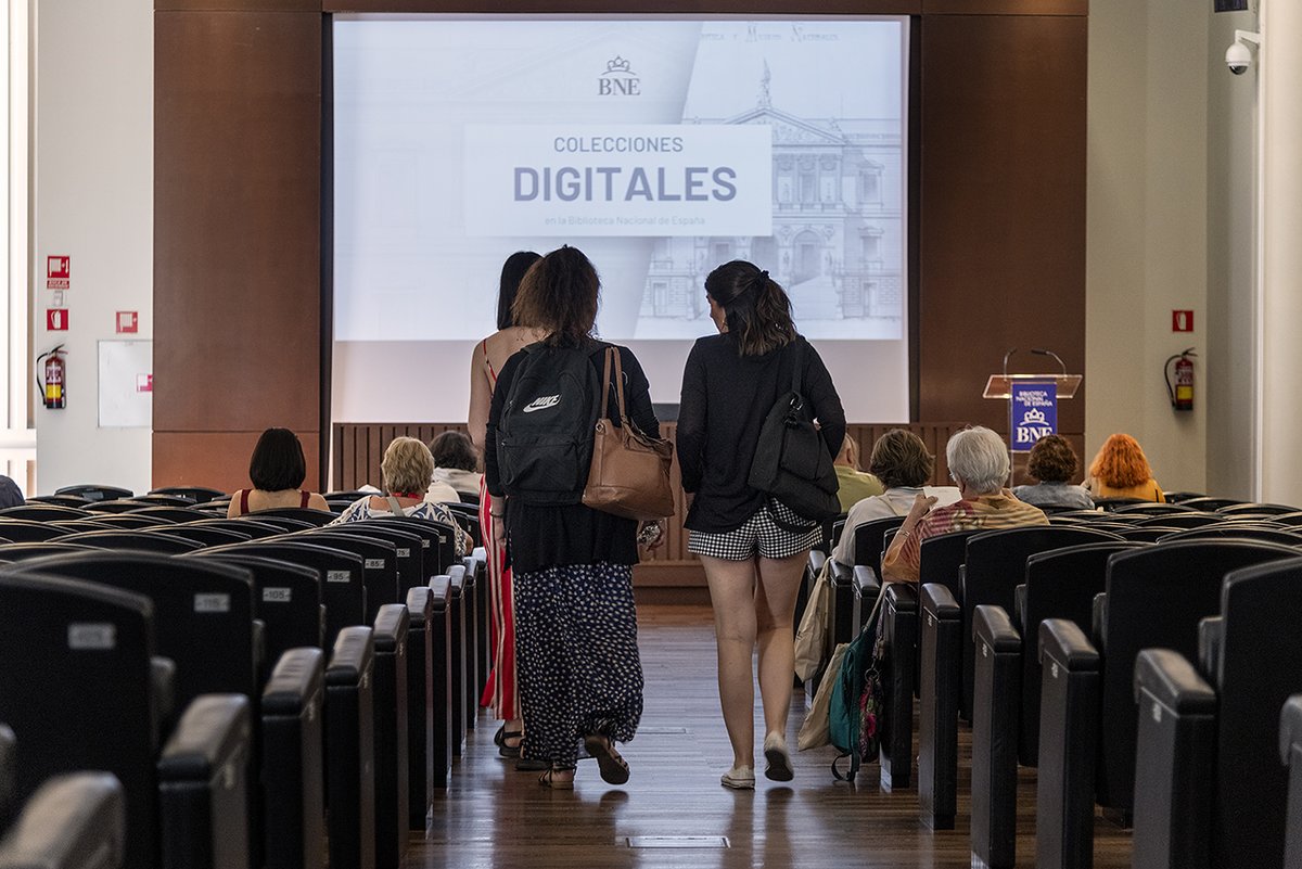 CursosVeranoUCM's tweet image. “La Biblioteca Nacional no es solo lo que está en sus edificios: también es digital y proyecta cultura”, afirma Javier Ortega, director cultural de la @BNE_biblioteca, en el #CursoVeranoUCM “Historia, gestión y proyección cultural de la BNE”.
Durante la jornada se abordaron…