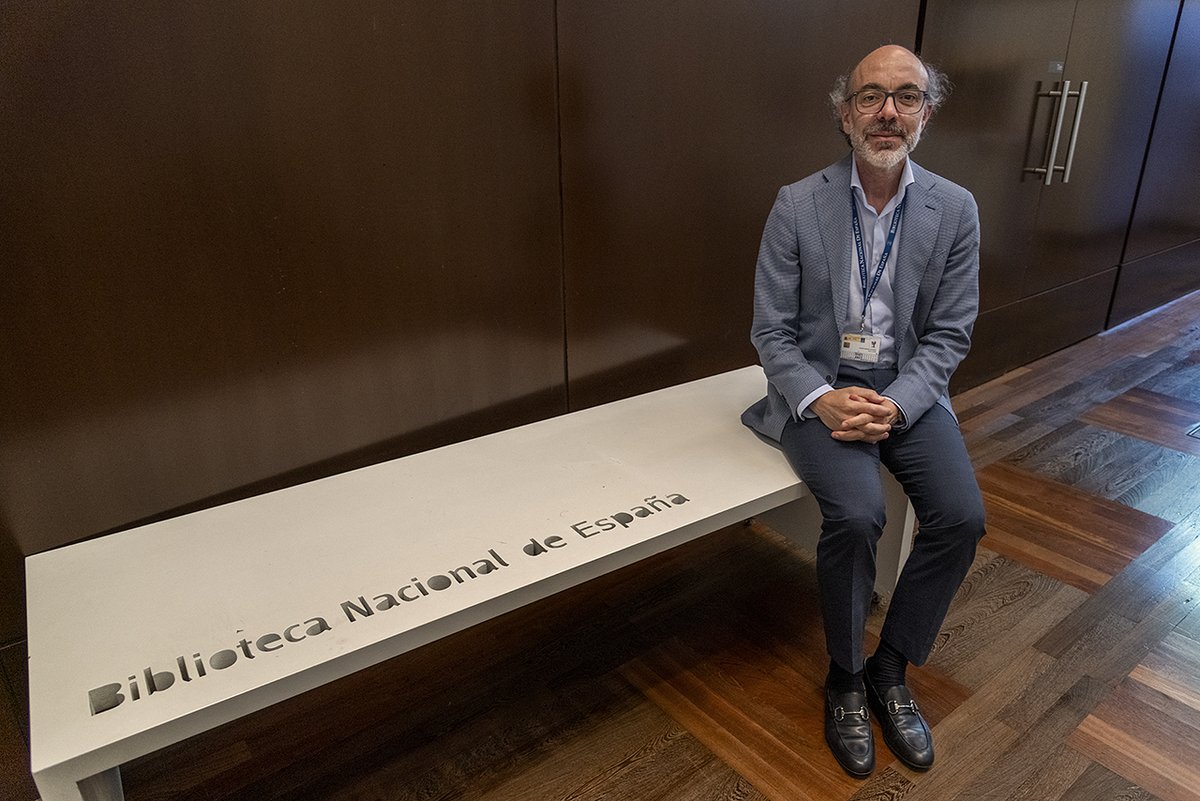 CursosVeranoUCM's tweet image. “La Biblioteca Nacional no es solo lo que está en sus edificios: también es digital y proyecta cultura”, afirma Javier Ortega, director cultural de la @BNE_biblioteca, en el #CursoVeranoUCM “Historia, gestión y proyección cultural de la BNE”.
Durante la jornada se abordaron…