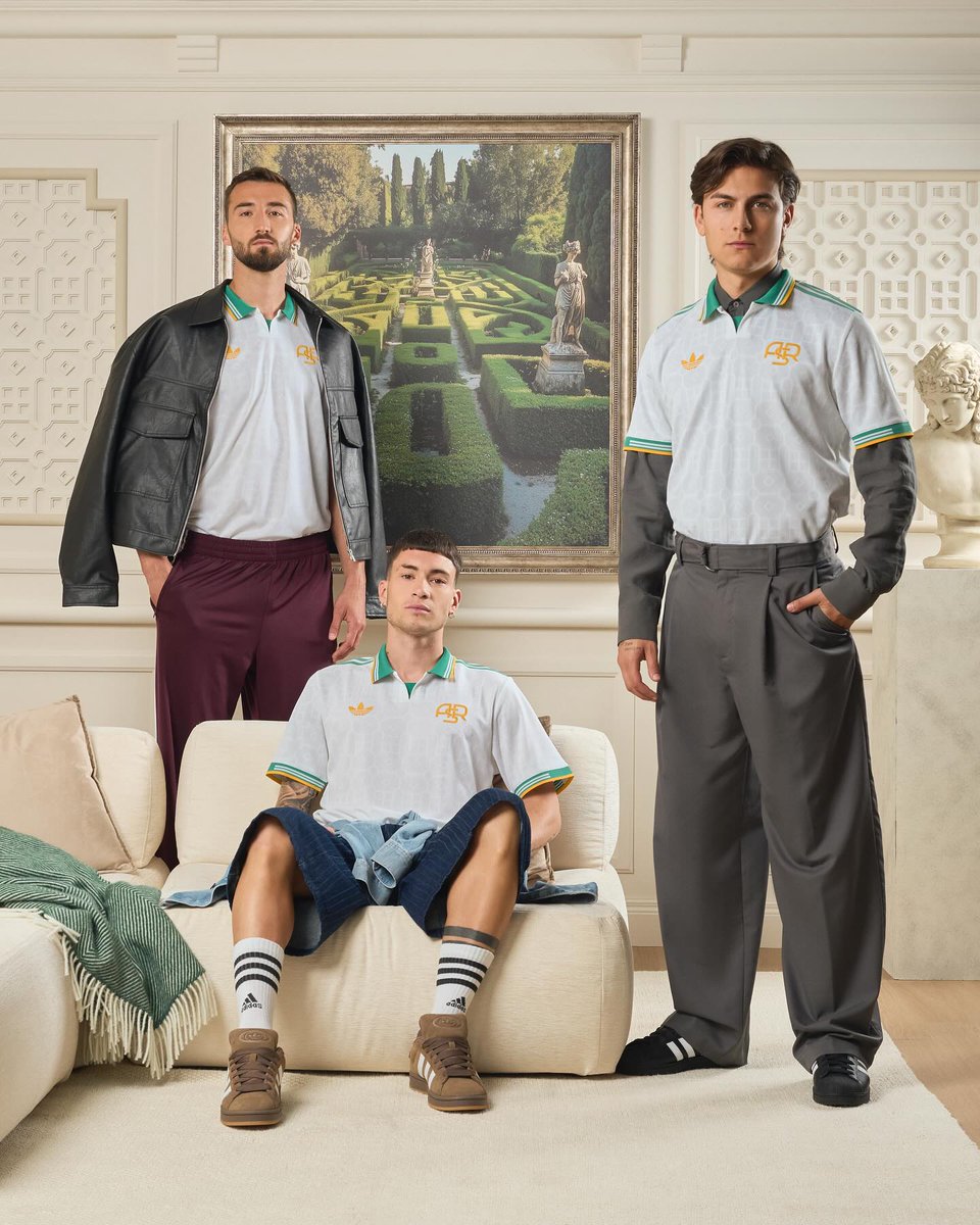 SC_ESPN's tweet image. ELEGANCIA ABSOLUTA 👌 Con Dybala y Soulé, la Roma presentó su nueva tercera camiseta para esta temporada. Se destaca la presencia del color verde, inspirado en los espacios verdes y jardines de la capital italiana 🟢 🟡 ⚪
A vos, ¿qué te parece este diseño?
📸 @OfficialASRoma