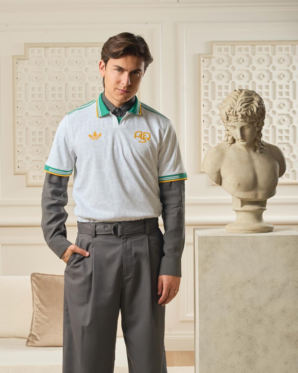 SC_ESPN's tweet image. ELEGANCIA ABSOLUTA 👌 Con Dybala y Soulé, la Roma presentó su nueva tercera camiseta para esta temporada. Se destaca la presencia del color verde, inspirado en los espacios verdes y jardines de la capital italiana 🟢 🟡 ⚪
A vos, ¿qué te parece este diseño?
📸 @OfficialASRoma
