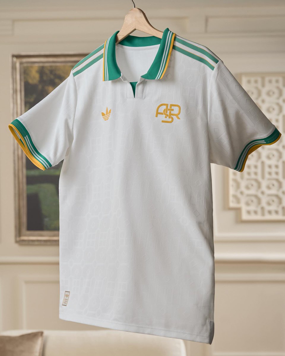 SC_ESPN's tweet image. ELEGANCIA ABSOLUTA 👌 Con Dybala y Soulé, la Roma presentó su nueva tercera camiseta para esta temporada. Se destaca la presencia del color verde, inspirado en los espacios verdes y jardines de la capital italiana 🟢 🟡 ⚪
A vos, ¿qué te parece este diseño?
📸 @OfficialASRoma