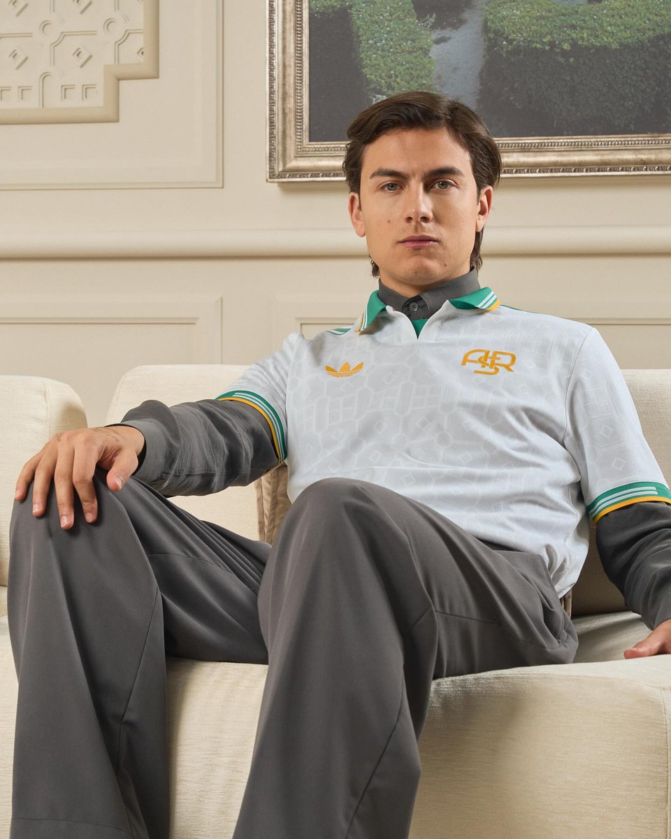 SC_ESPN's tweet image. ELEGANCIA ABSOLUTA 👌 Con Dybala y Soulé, la Roma presentó su nueva tercera camiseta para esta temporada. Se destaca la presencia del color verde, inspirado en los espacios verdes y jardines de la capital italiana 🟢 🟡 ⚪
A vos, ¿qué te parece este diseño?
📸 @OfficialASRoma