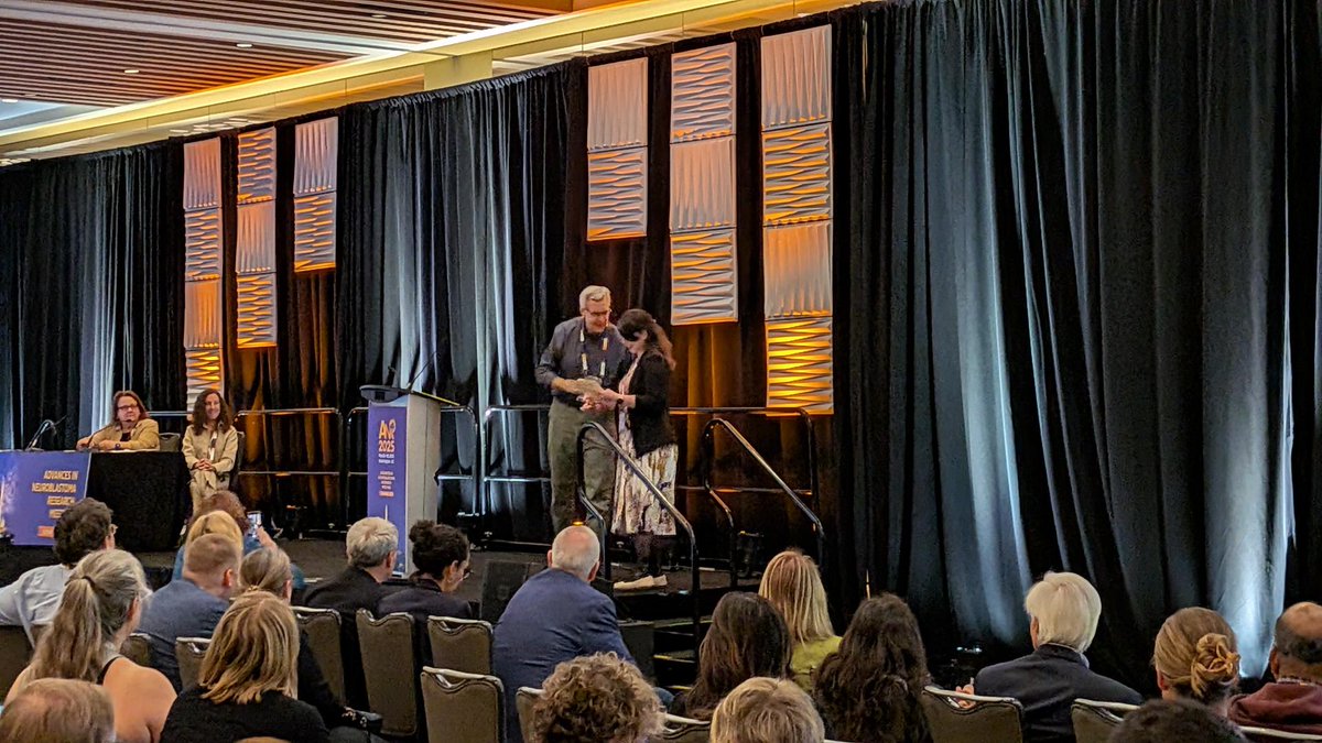 StAnna_CCRI's tweet image. Sara Wernig-Zorc from the Taschner-Mandl Lab (@ccritm) received the prize for the best oral presentation in the basic science category at ANR 2025! 🎉There she gave insights into how therapy-resistant neuroblastoma cells adapt and survive in the bone marrow.