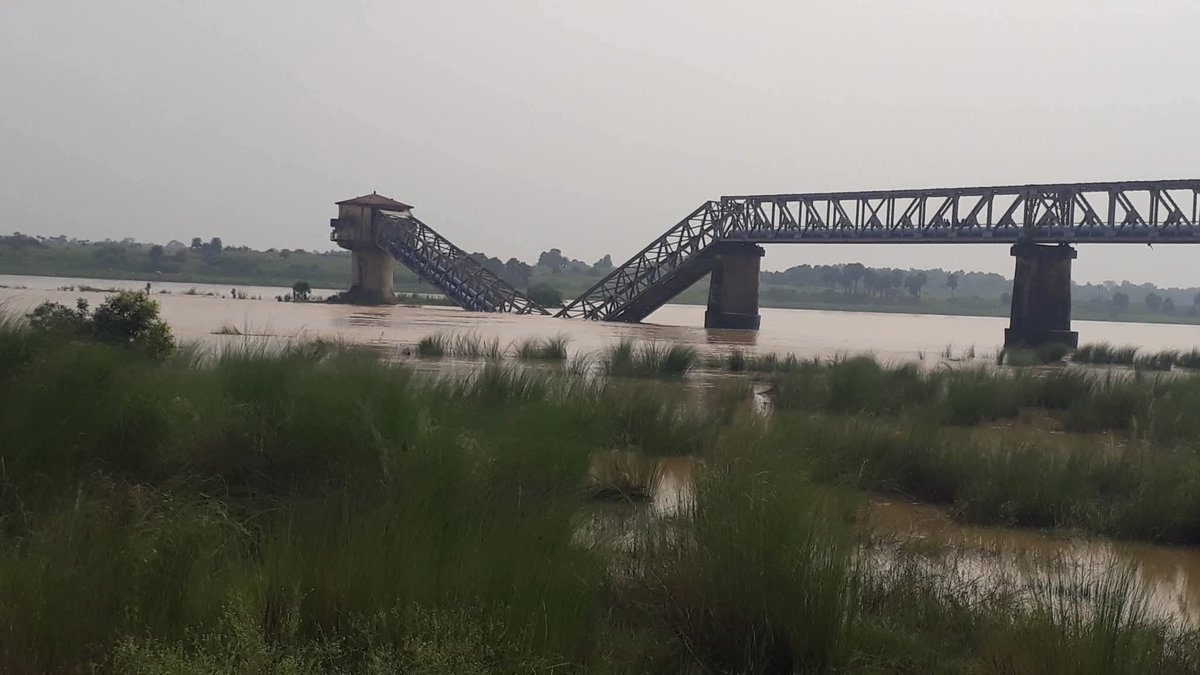 abhijitroy (@_royabhijit) on Twitter photo PHE water project collapses at Khalajharia!A deadly outcome of the unholy nexus between PHE officials & sand mafia.Illegal sand mining went unchecked despite repeated warnings.
The administration remained silent now disaster has struck.
<a href="/DistrictPaschim/">District Magistrate Paschim Bardhaman</a> <a href="/GowbPhe/">PHE DEPARTMENT, GoWB</a>
<a href="/MamataOfficial/">Mamata Banerjee</a> PHE water project collapses at Khalajharia!A deadly outcome of the unholy nexus between PHE officials & sand mafia.Illegal sand mining went unchecked despite repeated warnings.
The administration remained silent now disaster has struck.
<a href="/DistrictPaschim/">District Magistrate Paschim Bardhaman</a> <a href="/GowbPhe/">PHE DEPARTMENT, GoWB</a>
<a href="/MamataOfficial/">Mamata Banerjee</a>