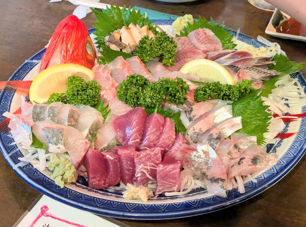 dashihunnyou's tweet image. 平塚紅谷町どん兵衛
今日のお刺身、アワビがあるぅ〜
開店から３時間、酩酊
社畜時代の仲間と
開店から満席です