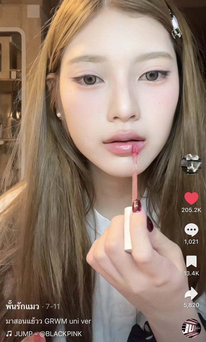 ไปดูคลิปน้องพั้นรักแมวแต่งหน้ามา แล้วนี่ใช้ลิปตัวเดียวกับน้องอยู่แล้วเป็นของ hince✨ เพราะลิปชีสีสวยฉ่ำแบบฉ่ำ! เบลอร่องปาก ฟีลแบบพส.เกาหลีมากๆๆ เลยไปตำเพิ่มมา เป็นสี W011 Blushed สีชมพูอมส้ม วอร์มโทน ฟีลแบบสีลูกพีชที่ถูกต้อง🍑 ชอบสีนี้มากก น่ารักจุบุสุดๆ กับสี W012 Cherished