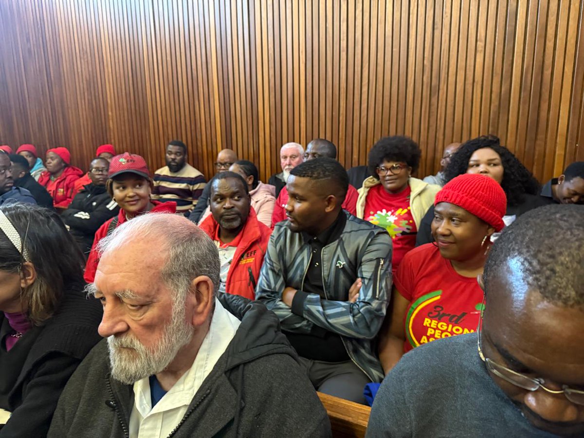 EFFGautengProv's tweet image. 🚨In Pictures🚨
The EFF led by Commissar Nkululeko Dunga at the Kempton Park Magistrate’s Court, for the first appearance ofcthe suspects in connection to the murder of the former City of Ekurhuleni’s Group Divisional Head of Corporate and Forensic Audits, Mpho Mafole.