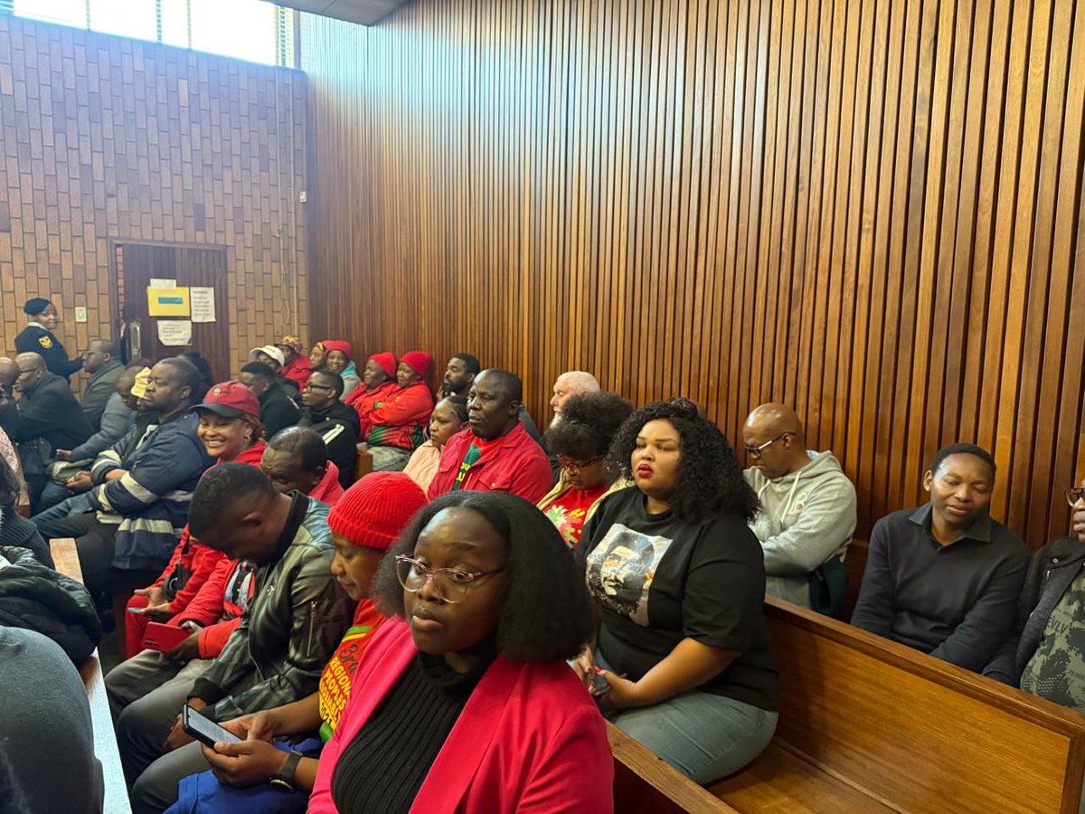 EFFGautengProv's tweet image. 🚨In Pictures🚨
The EFF led by Commissar Nkululeko Dunga at the Kempton Park Magistrate’s Court, for the first appearance ofcthe suspects in connection to the murder of the former City of Ekurhuleni’s Group Divisional Head of Corporate and Forensic Audits, Mpho Mafole.