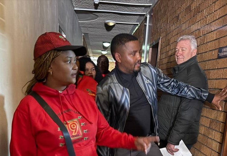 EFFGautengProv's tweet image. 🚨In Pictures🚨
The EFF led by Commissar Nkululeko Dunga at the Kempton Park Magistrate’s Court, for the first appearance ofcthe suspects in connection to the murder of the former City of Ekurhuleni’s Group Divisional Head of Corporate and Forensic Audits, Mpho Mafole.