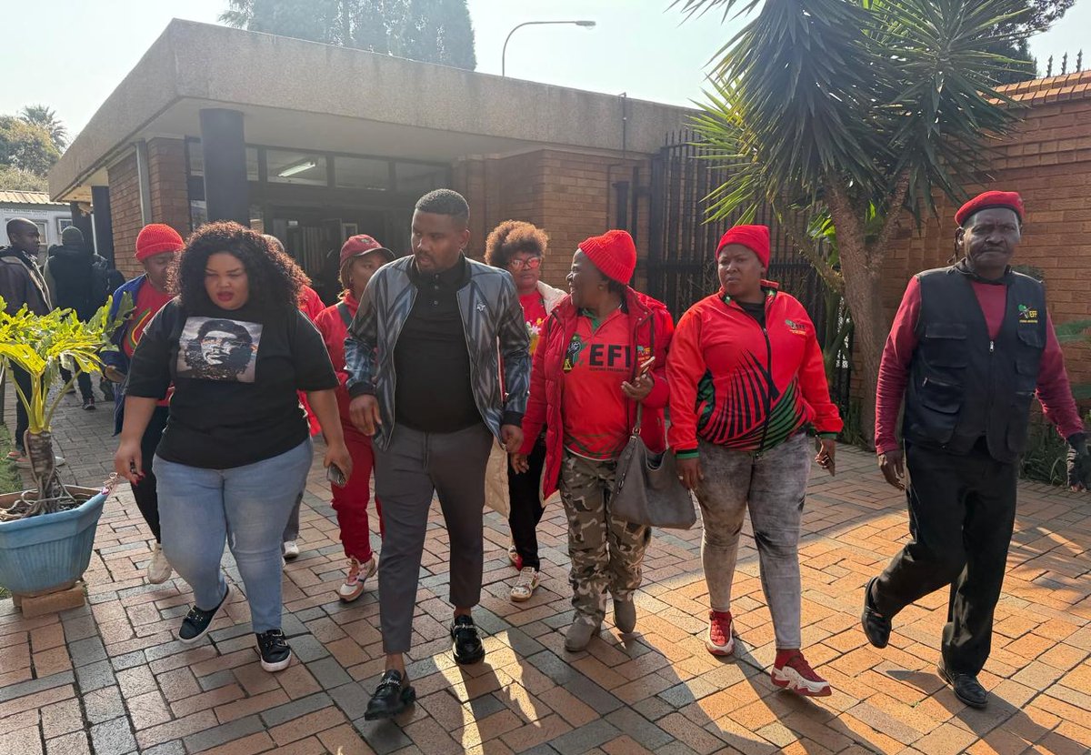 EFFGautengProv's tweet image. 🚨In Pictures🚨
The EFF led by Commissar Nkululeko Dunga at the Kempton Park Magistrate’s Court, for the first appearance ofcthe suspects in connection to the murder of the former City of Ekurhuleni’s Group Divisional Head of Corporate and Forensic Audits, Mpho Mafole.