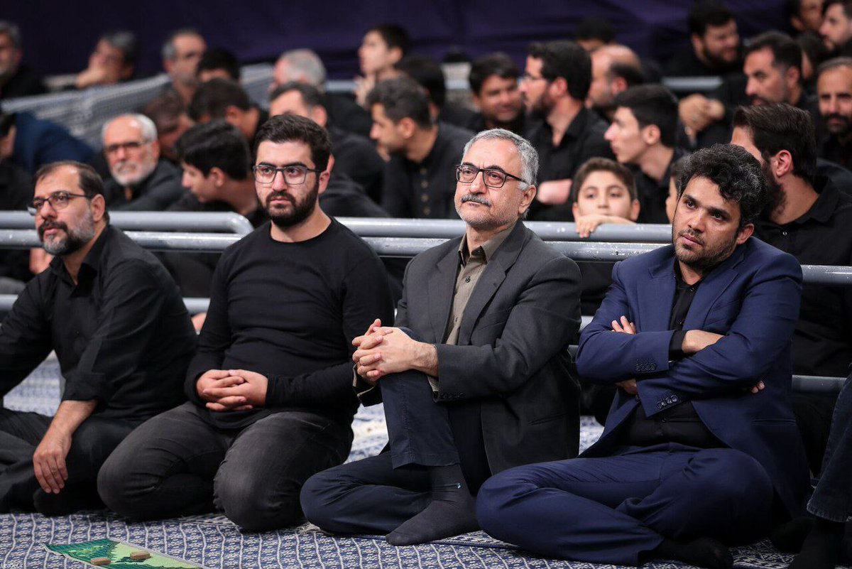 DamDami's tweet image. جناب لیلاز نمیشه که بهشون اعتماد نداشته باشی و دو هفته قبل نشسته باشی ور دل شون تَنگاتَنگ!
وسط باز خوبی هم نیستی.