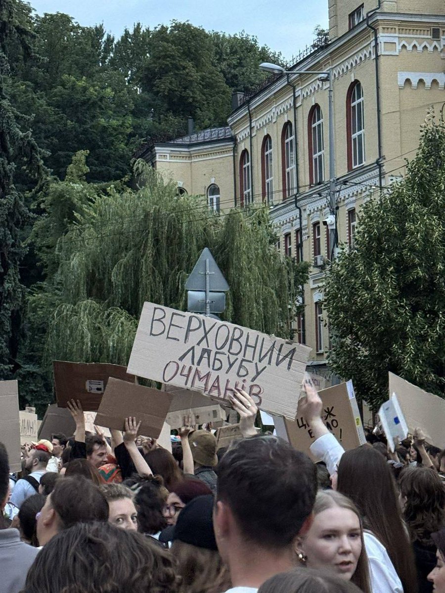 5channel's tweet image. Виток акцій проти утисків НАБУ та САП дав поштовх створенню мемів на популярну тематику.
1. Плакат "Верховний Лабубу очманів" - з протестів у столиці.
2. Персонаж "НАБУ-БУ" з обличчям, схожим на президента Зеленського.