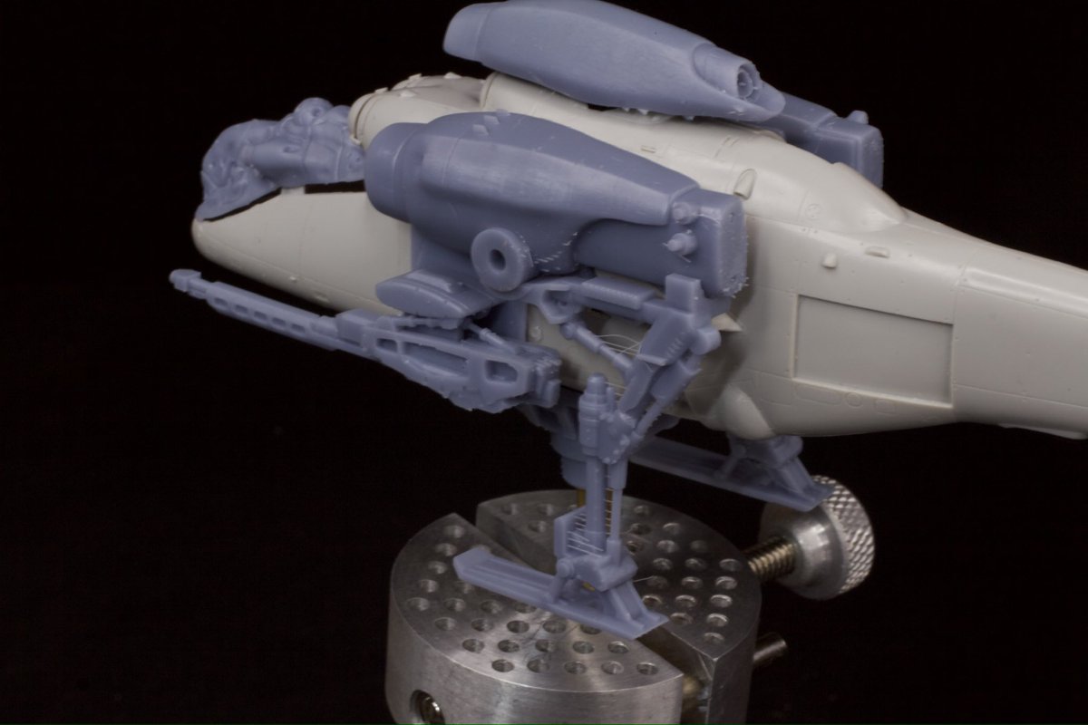 1/72 ハセガワ　ハインド改造キット

接着剤を使わずにハインドに足を追加の様子(本番では接着固定も可能)
1枚目　バラのパーツ
2枚目　　3mmの芯棒(プラ棒。多分同梱します)
3枚目　ハインド本体に嵌め込むと同時にほぼ固定可能
4枚目　足を接着すると立つことができます