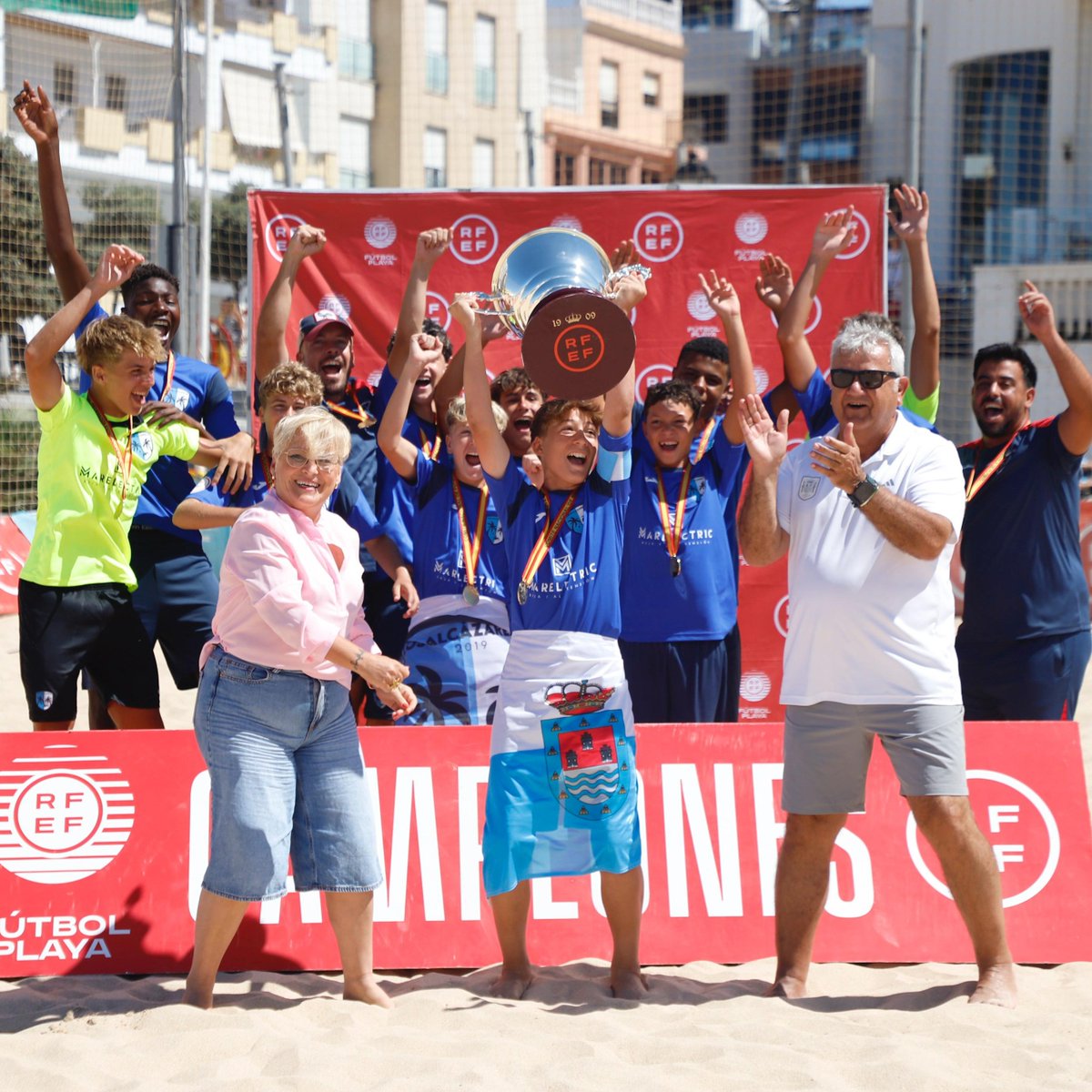 rfef's tweet image. 🏆 ¡𝗘𝗡𝗛𝗢𝗥𝗔𝗕𝗨𝗘𝗡𝗔, 𝗖𝗔𝗠𝗣𝗘𝗢𝗡𝗘𝗦!
⚽🏖 @LosAlcazaresFP y @P_de_San_Javier son los nuevos 𝗥𝗘𝗬𝗘𝗦 𝗗𝗘 𝗟𝗔 𝗔𝗥𝗘𝗡𝗔 en categorías infantil y juvenil.
ℹ rfef.es/es/node/105547
#FútbolPlayaRFEF