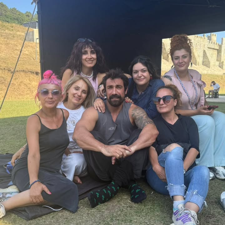 🆕 IG Post | alevckr

İbrahim Çelikkol with crew members on the set of the series 'Binbir Gece Masalları' at Bozdağ Film Platoları in Riva, İstanbul.

#İbrahimÇelikkol
#SultanŞehriyar | #BinbirGeceMasalları
#1001GeceMasalları | #tabii | #TRT