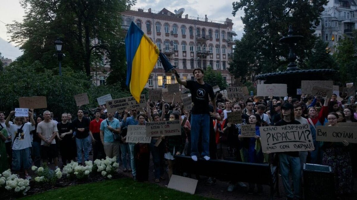 France24_en's tweet image. Zelensky faces major protests after signing bill targeting anti-graft bodies
➡️ go.france24.com/jbH