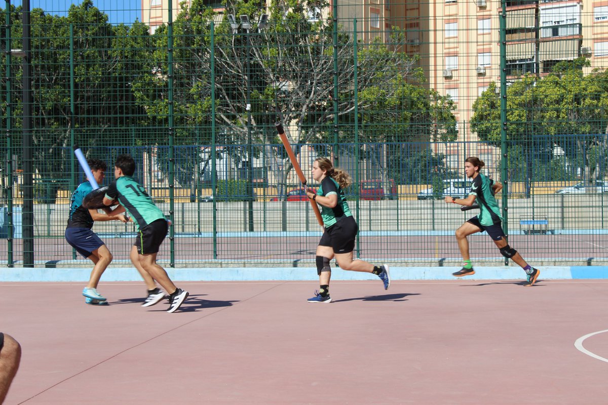 Una de las novedades del programa #Deporteenferia de <a href="/malaga/">Ciudad de Málaga</a> este año ha sido la exhibición de jugger. Esta disciplina mezcla características de la #esgrima ⚔️ y del #rugby 🏈 y se ha desarrollado este domingo en el Polideportivo #CiudadJardín con 60 jugadores #deportemalaga