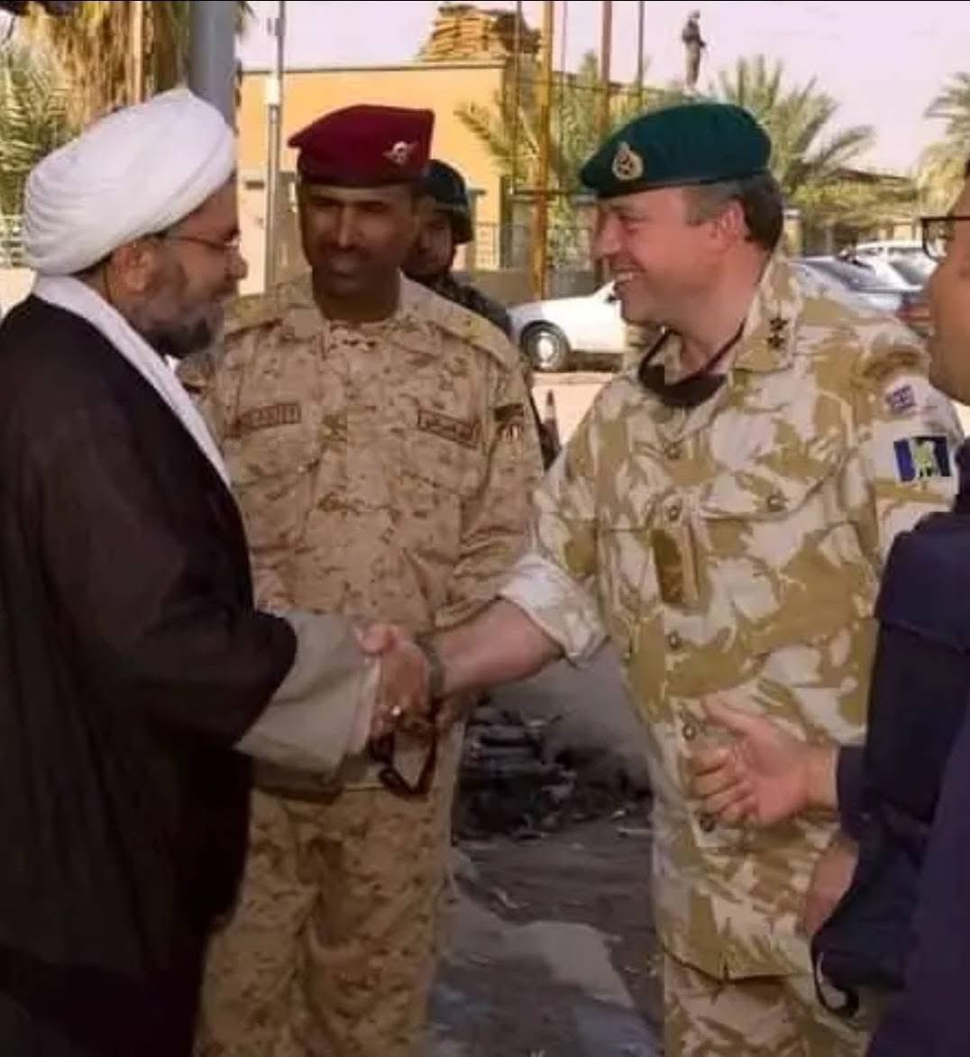 ahmed64192856's tweet image. #رصد
الشيخ مصطفى الأنصاري، وهو يصافح قائد الفرقة البريطانية المكلّفة باحتلال مدينة البصرة العراقية.

إنه التاريخ، لا يرحم من اصطفّ مع الغزاة ضد وطنه.