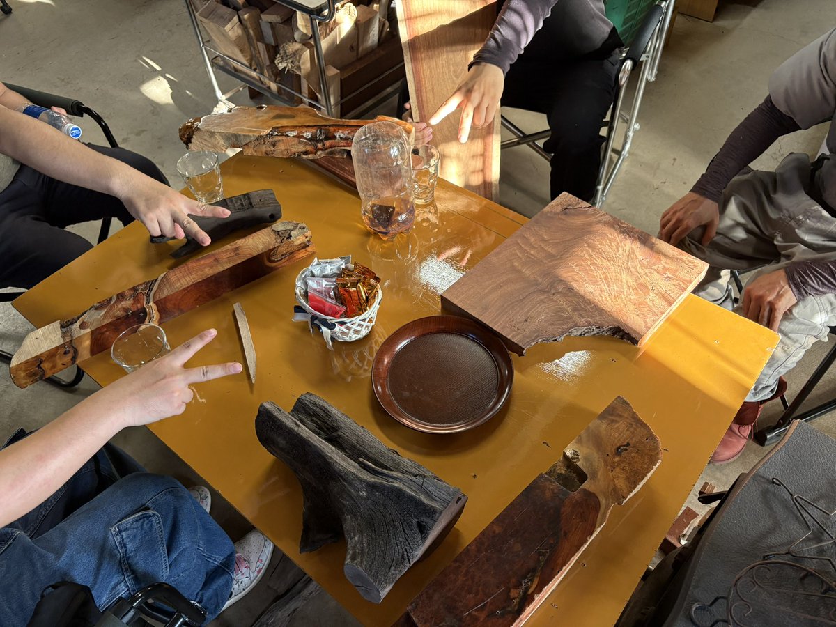 有軌 (@jindaihiroi) on Twitter photo 先日、ウチの工房に<a href="/WoodNect_Pen/">WoodNect (木軸ペン・銘木ブックマーカー)</a> さんと大阪で開催された出張版文具マーケットでご一緒になった<a href="/Forest_Sann/">ふぉれすと</a> さんと栃尾くん<a href="/TSzatuboku/">とある木材好き(めいぼく工房栃尾)</a> が来てくれました。
花梨の類の材の話からCITESの事など専門的な事を話し合った後、河川敷に神代や緑青を軽く探しにいきました。
栃尾くんはともかく他の作家の 先日、ウチの工房に<a href="/WoodNect_Pen/">WoodNect (木軸ペン・銘木ブックマーカー)</a> さんと大阪で開催された出張版文具マーケットでご一緒になった<a href="/Forest_Sann/">ふぉれすと</a> さんと栃尾くん<a href="/TSzatuboku/">とある木材好き(めいぼく工房栃尾)</a> が来てくれました。
花梨の類の材の話からCITESの事など専門的な事を話し合った後、河川敷に神代や緑青を軽く探しにいきました。
栃尾くんはともかく他の作家の