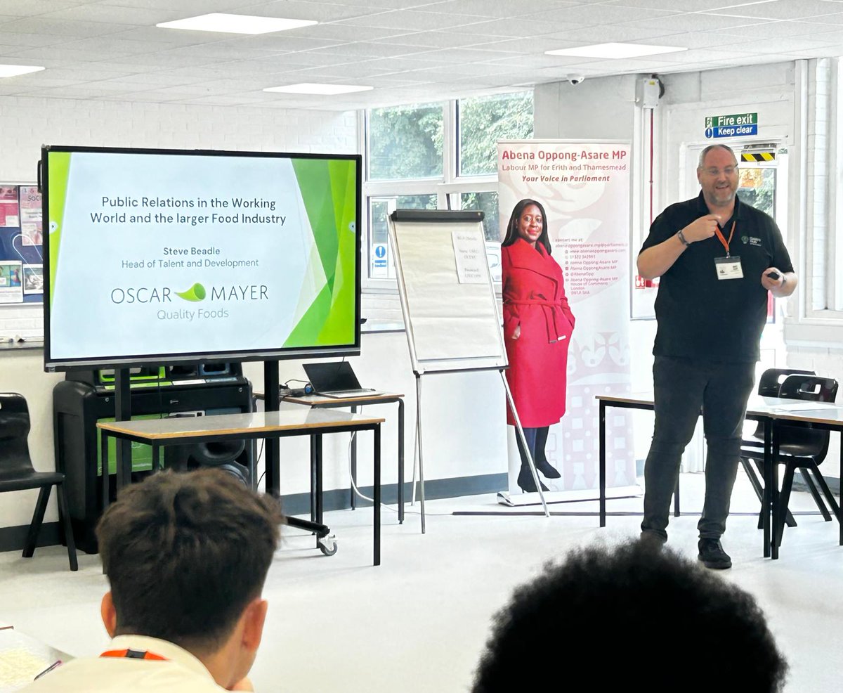 abenaopp's tweet image. Great to have Steve from Oscar Mayer as my first guest!
We had the pleasure of hearing him discuss the world of public relations and his background in the food industry!
Follow #AbenaSummerSchool for updates all week.