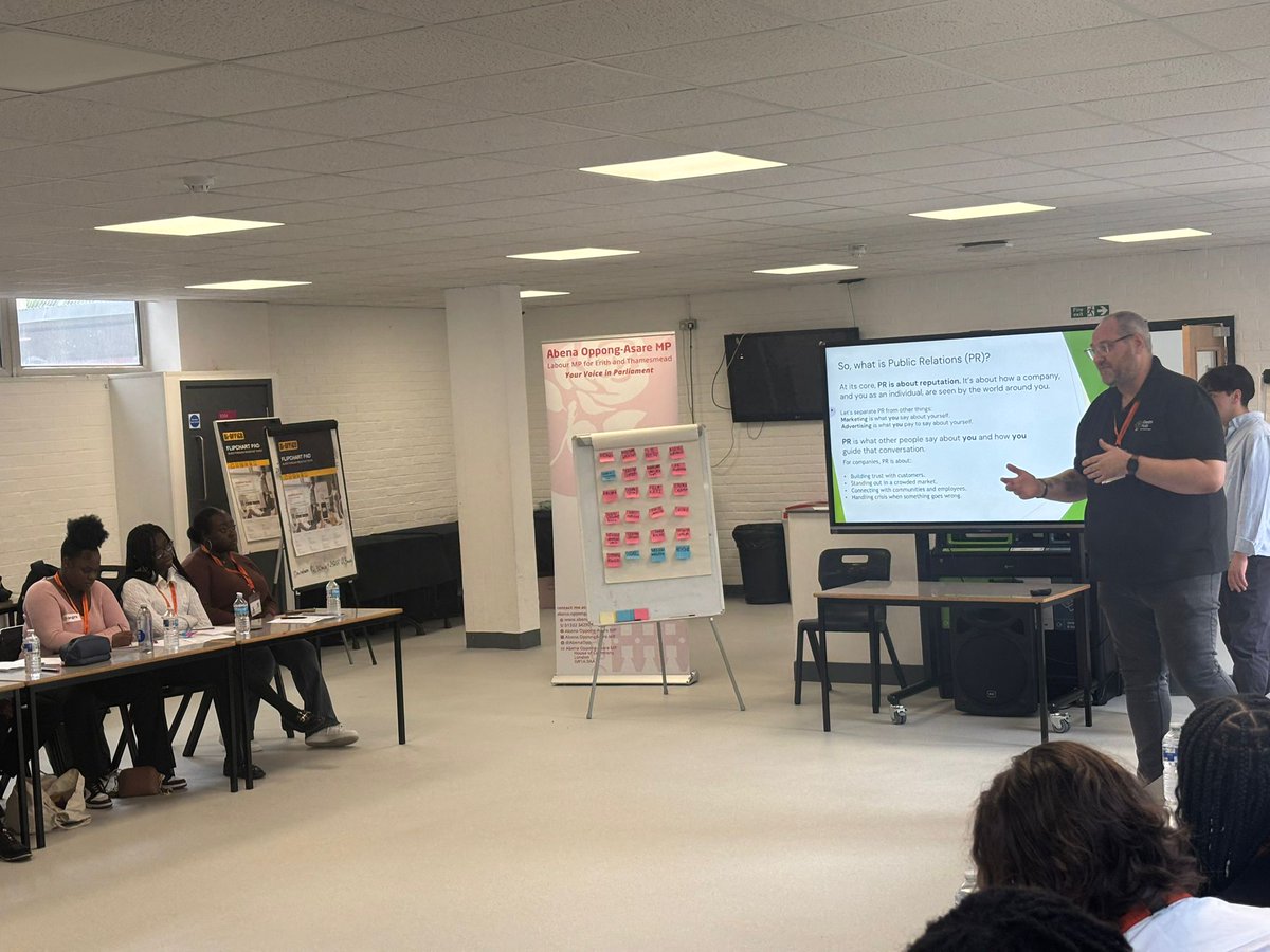 abenaopp's tweet image. Great to have Steve from Oscar Mayer as my first guest!
We had the pleasure of hearing him discuss the world of public relations and his background in the food industry!
Follow #AbenaSummerSchool for updates all week.