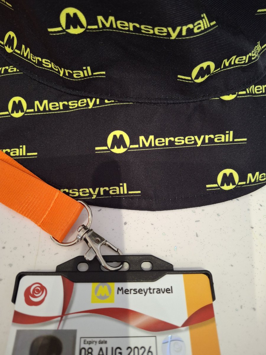 Gillian275Gm's tweet image. Best day of Barns life bar none. The love affair with @merseyrail @Merseytravel continues 💙 #autism