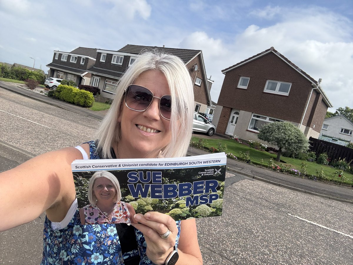 SueJWebber's tweet image. A morning leaflet run in Currievale and Cherry 🍒 Trees today.
🙏Thanks to everyone that popped out to chat or stopped their gardening for a blether.
From keeping our green spaces maintained to the 📈🔺tax burden that’s squeezing their income, there was loads to talk about !