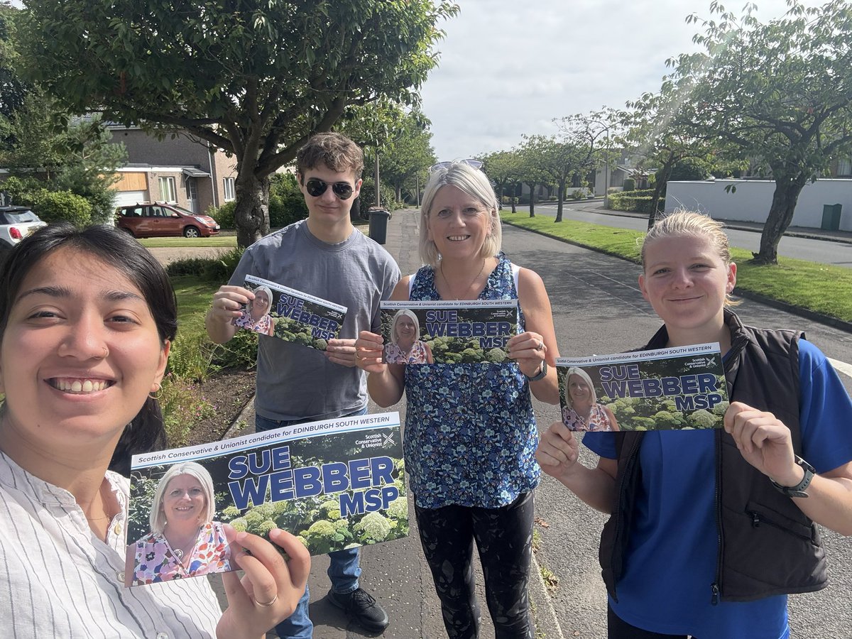 SueJWebber's tweet image. A morning leaflet run in Currievale and Cherry 🍒 Trees today.
🙏Thanks to everyone that popped out to chat or stopped their gardening for a blether.
From keeping our green spaces maintained to the 📈🔺tax burden that’s squeezing their income, there was loads to talk about !