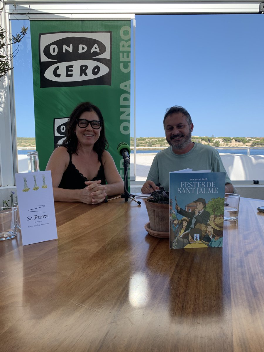🎙️Hemos hablado con Prado Urbina, presidenta de la Asociación de Vecinos de Es Castell, que nos ha contado una preciosa iniciativa: junto al Club de Jubilados, han organizado un taller de banderas de tela para engalanar el municipio de forma sostenible durante las fiestas.