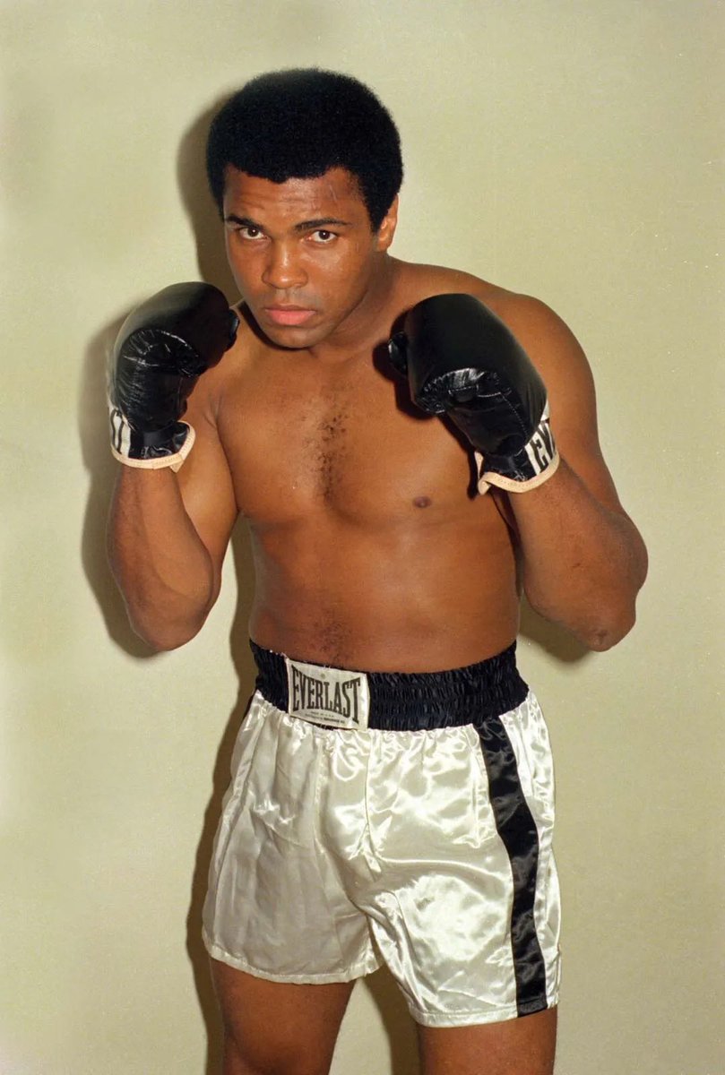 EdbieLigerSmith's tweet image. Muhammad Ali:
- Stood against the Vietnam war at great risk to himself
- Fought against racism
- Called for people of the colonized world to liberate themselves
- Beat 3 top ten heavyweights of all time
Connor McGregor
-Supports genocide in Palestine
- Wants to be a corrupt…