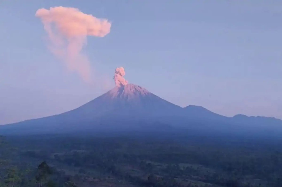 IlkhaAgency's tweet photo. Mount Marapi erupts in West Sumatra, spewing ash 1.6 kilometers high #MountMarapi #WestSumatra
https://t.co/biTjS6EzdN https://t.co/TMD0VuTHCk