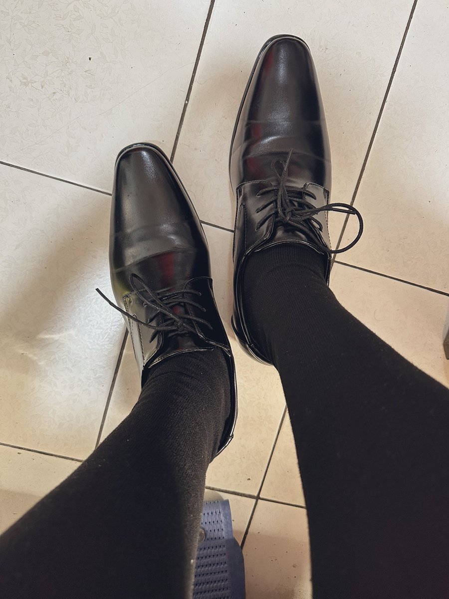 最近覺得西裝皮鞋很好看😊
#皮鞋 #黑襪 #blacksocks