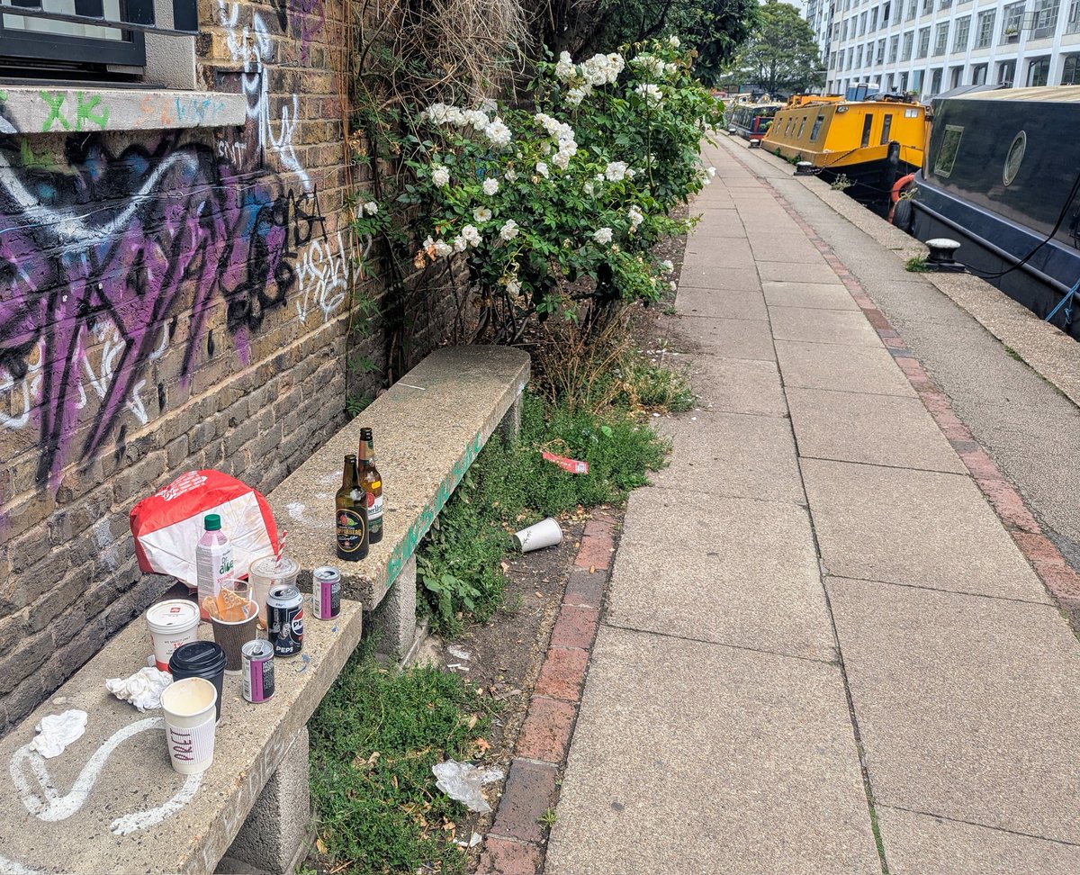 CliveDavisUK's tweet image. Why are people happy to leave their rubbish on the towpath? Seems to be getting worse. #RegentsCanal