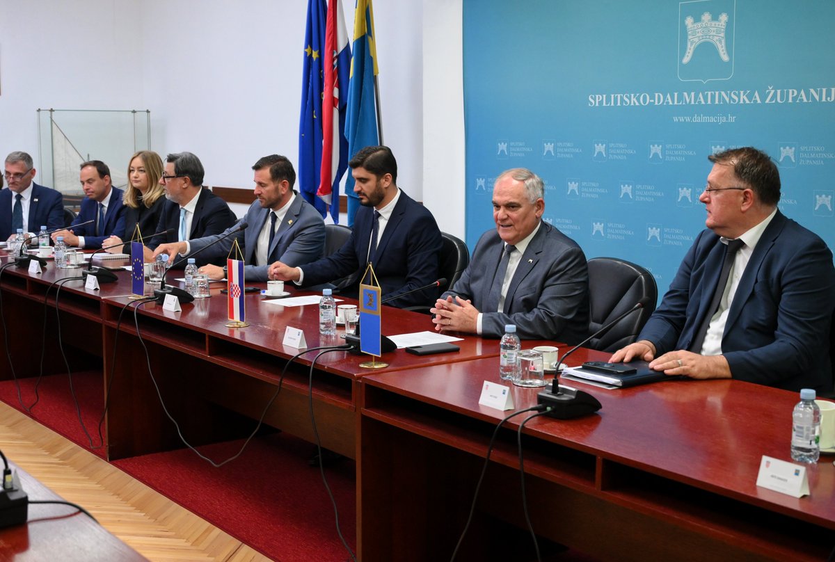 AndrejPlenkovic's tweet image. Sa županom Blaženkom Bobanom nastavljamo voditi kvalitetnu suradnju i u 3. uzastopnom mandatu — na dobrobit Splitsko-dalmatinske županije. Prioritet je dovršetak ključnih infrastrukturnih projekata kako bismo bolje prometno povezali i rasteretili SDŽ.
Razgovarali smo i o…