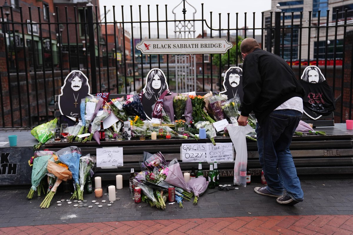 bbcmtd's tweet image. So many stories shared with us this morning about what #OzzyOsbourne meant to Birmingham. Tell us yours 馃憞馃
Latest updates: bbc.in/4o3ckP6
#OzzyOsbourneRIP #Ozzy #BlackSabbathForever