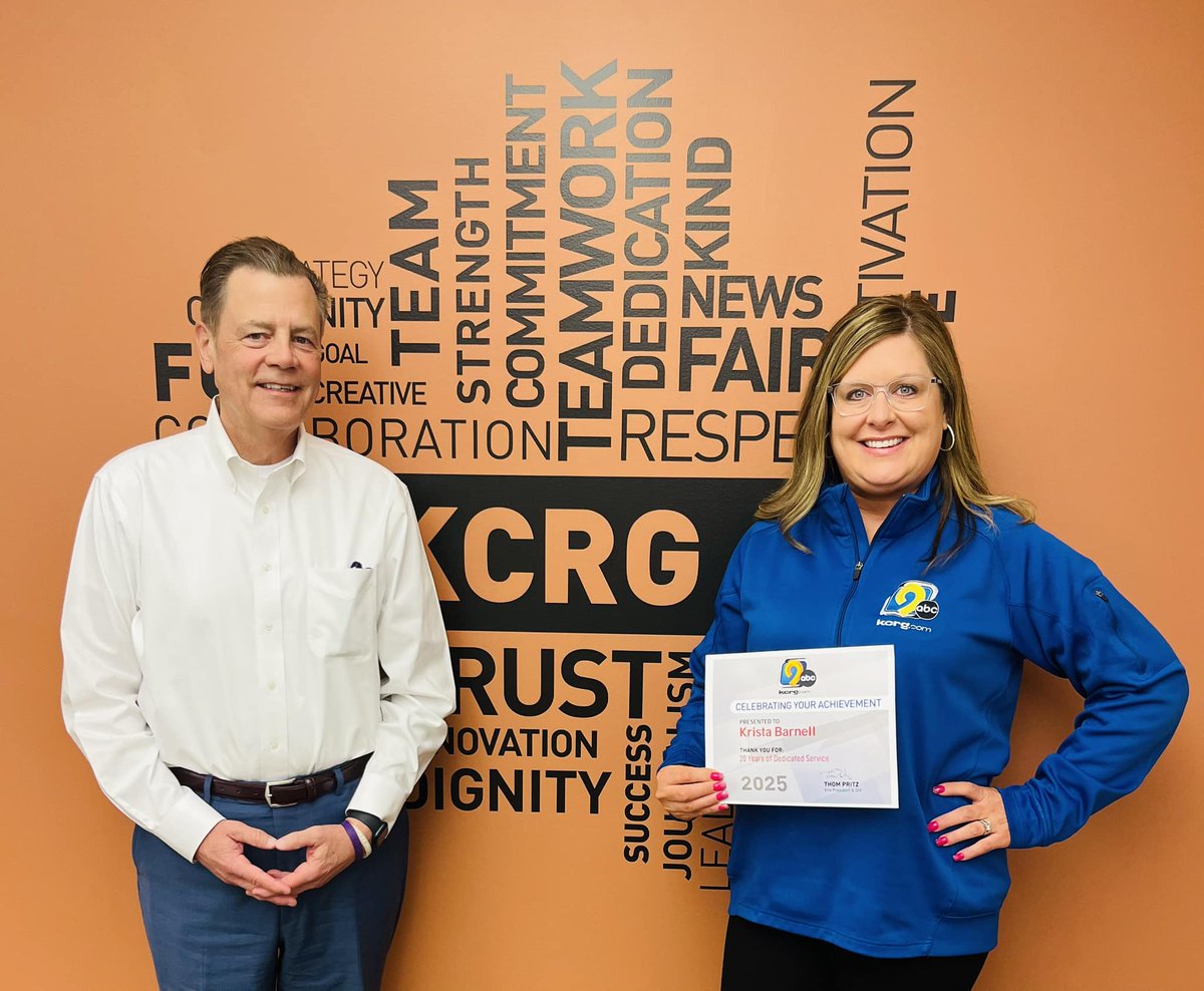GrayMediaGTN's tweet image. ๐ CONGRATULATIONS to Krista Barnell, a Multimedia Executive at @KCRG. Krista, pictured here with General Manager Thom Pritz, recently celebrated her 20-year work anniversary. Thank you for two decades of dedicated service, Krista! #GrayProud