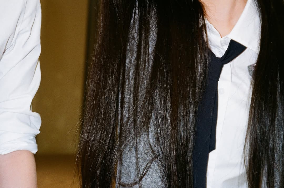 yuharamr's tweet image. ❀ ꯭ ֗ ⠀˚   o’ ties and glimmers! ૮ ․ ․  ᪲ა this frame feels like a page from a secret diary—tucked ties, shiny hair, and heartbeats that echo in an empty hall~ 기억나? the hallway lights were glowing, but i think i outshined them a lil bit hehe ♡