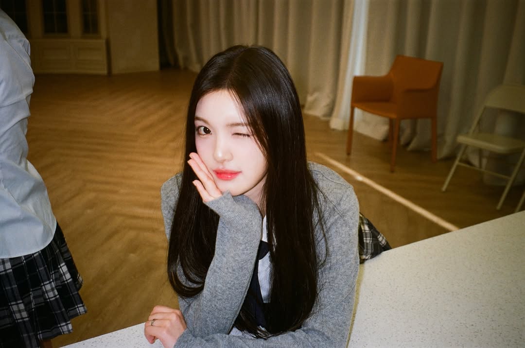 yuharamr's tweet image. ❀ ꯭ ֗ ⠀˚   o’ ties and glimmers! ૮ ․ ․  ᪲ა this frame feels like a page from a secret diary—tucked ties, shiny hair, and heartbeats that echo in an empty hall~ 기억나? the hallway lights were glowing, but i think i outshined them a lil bit hehe ♡